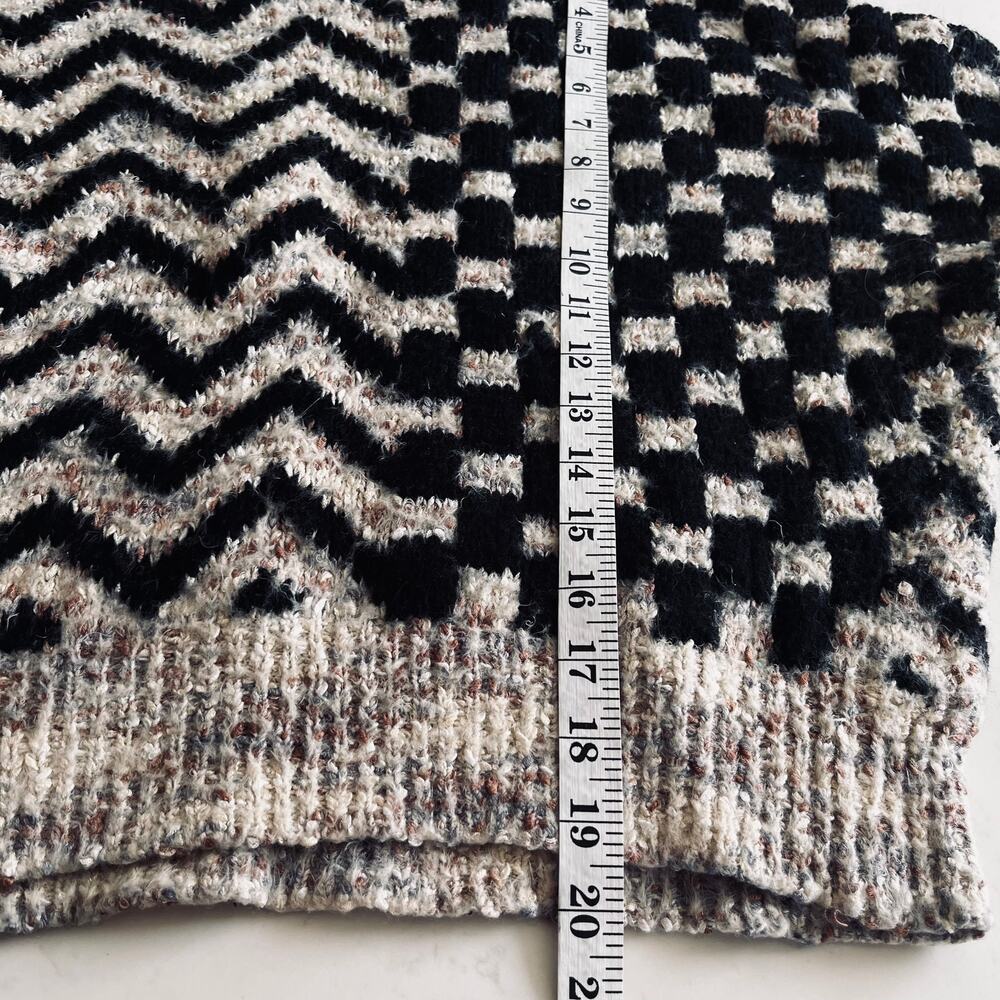Lulumari ecru black chunky geometric print fuzzy sweater S/M - Picture 5 of 5